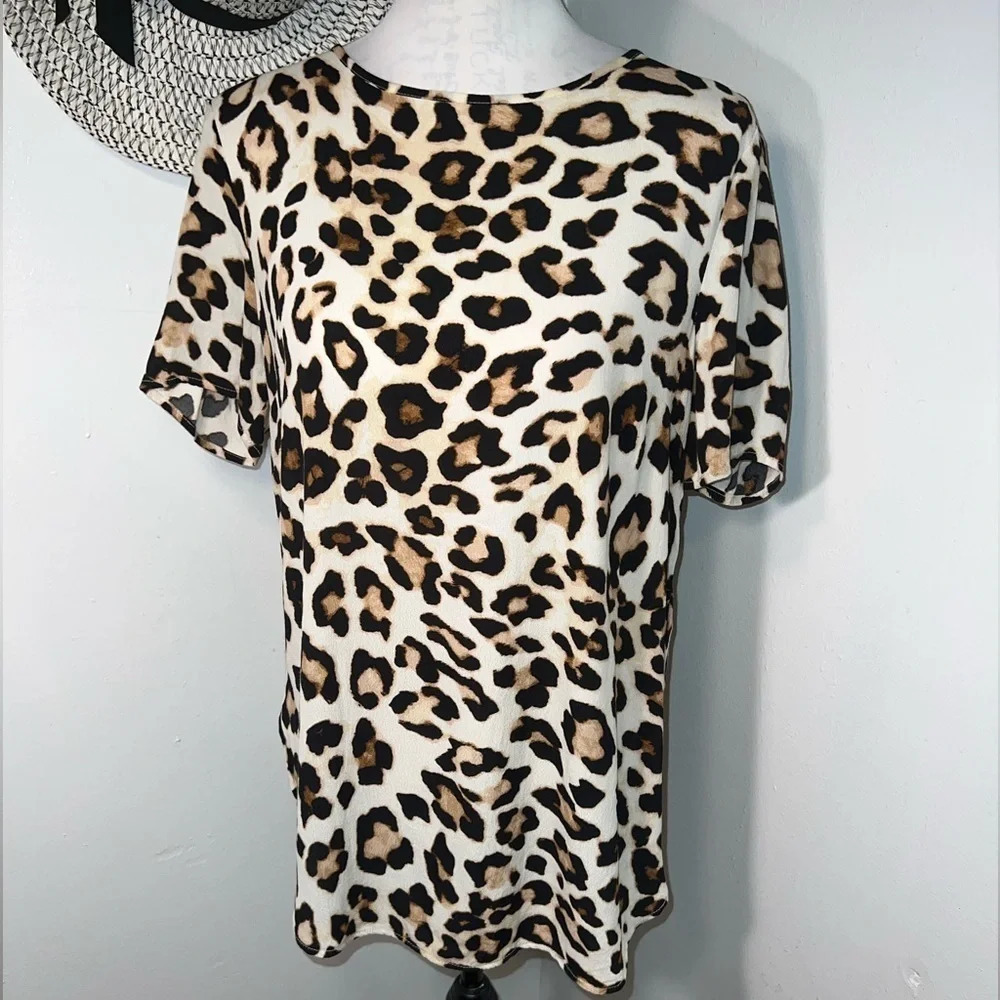 H&M, 8, leopard print, crewneck short sleeve, rear‎ keyhole button Loop closure
